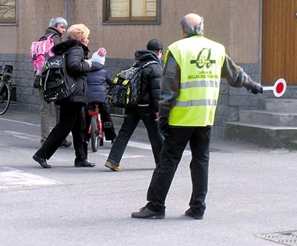 Volontari per attraversamento bimbi e scuolabus